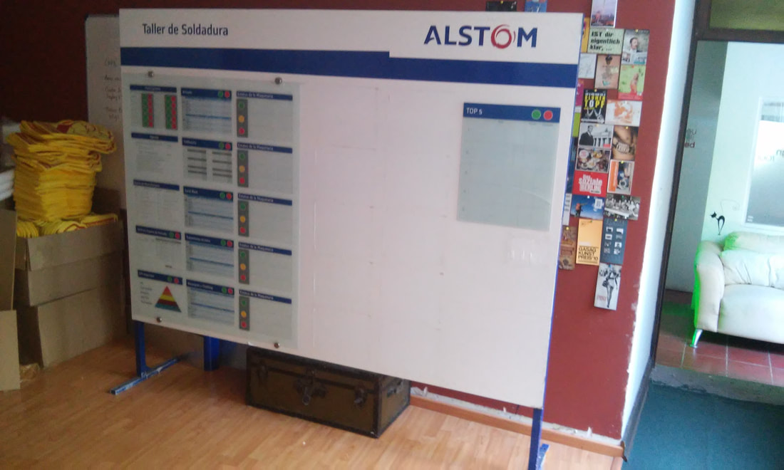 Tablero informativo ALSTOM con áreas de documentos, trabajo histórico de SeñalPro